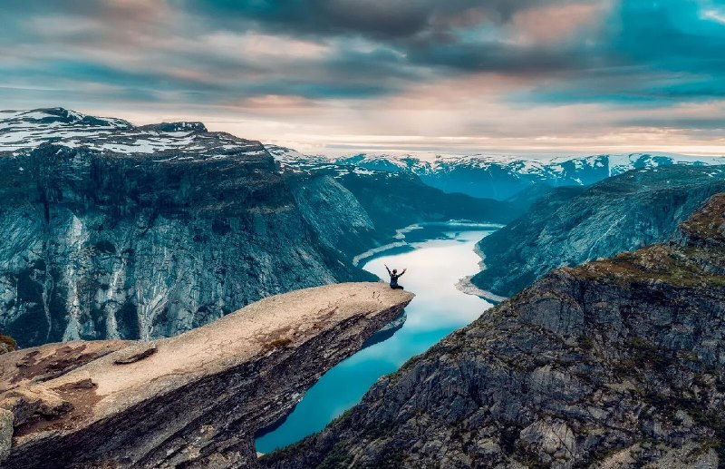 фото скелі в тунзі тролів