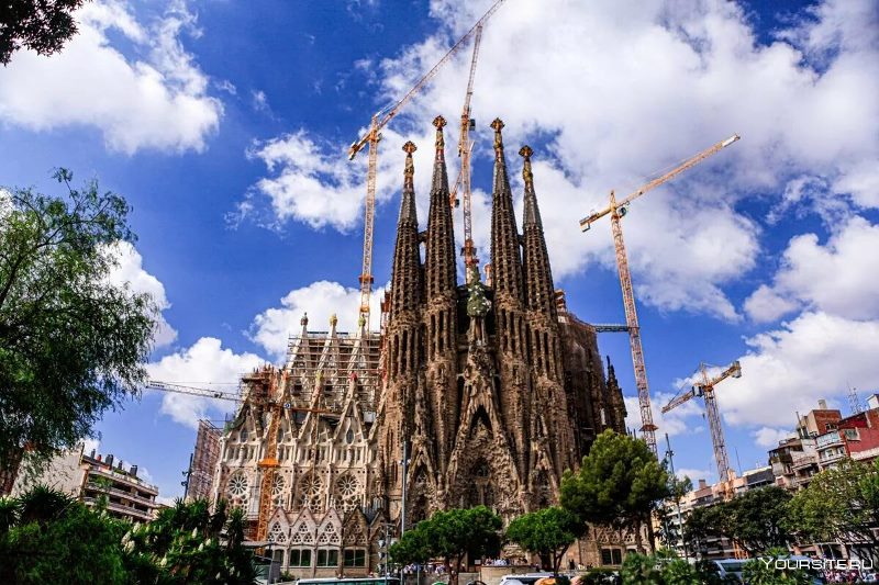 photo Sagrada Familia - the majestic Roman Catholic cathedral in Barcelona