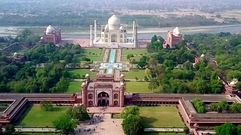 photo of Taj Mahal in India view from afar