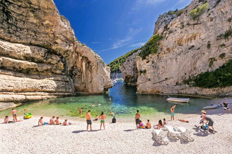 Стініва Біч, острів Віс, Хорватія