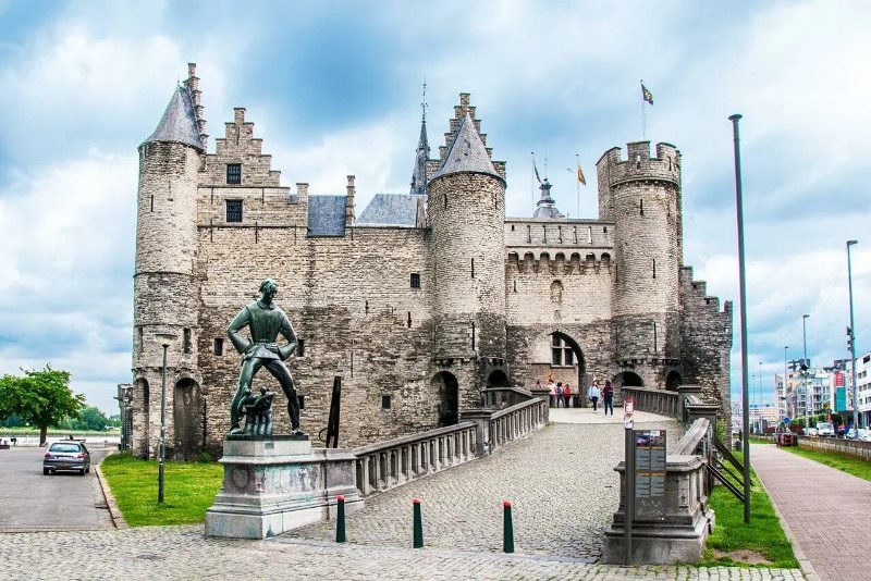 where to walk in Antwerp Castle Walls