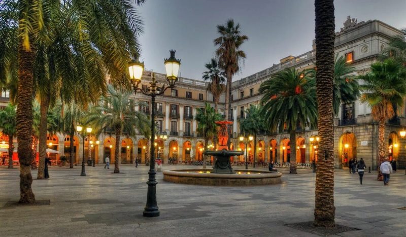what to see in Barcelona - Plaza Royale