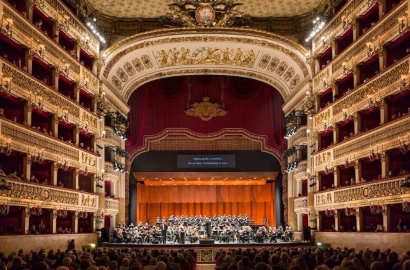 photo guide to Naples, Italy San Carlo Opera House