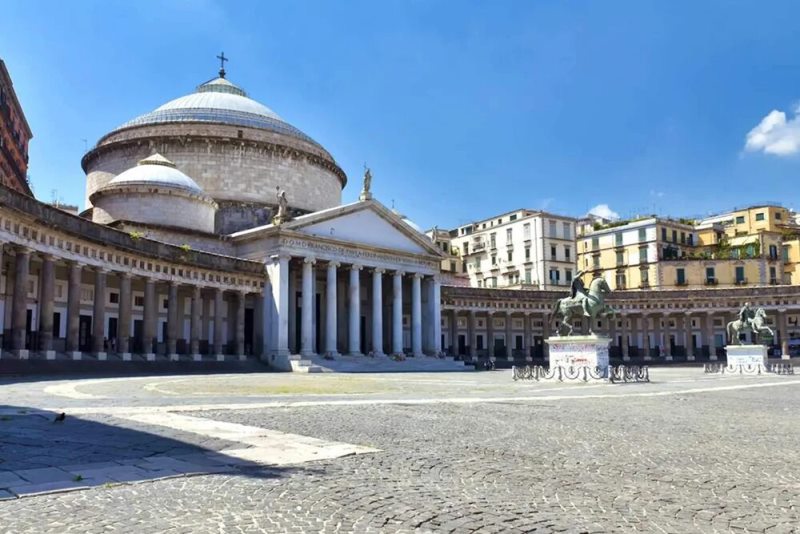 What to see first in Naples Piazza Plebishito
