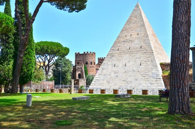 What to visit in Rome unusual places Pyramid of Cestius