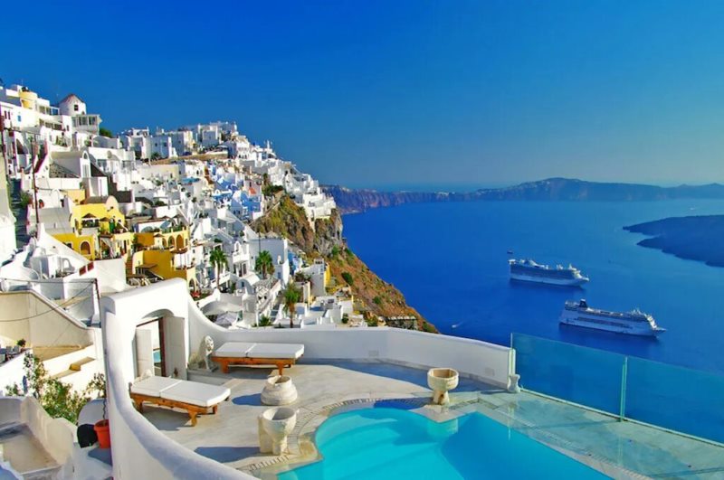 Vacation in Santorini with TurPoisk