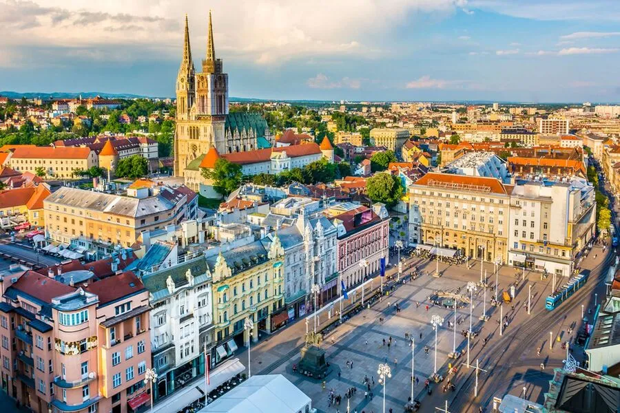 куда сходить в Загребе площадь бана Елачича