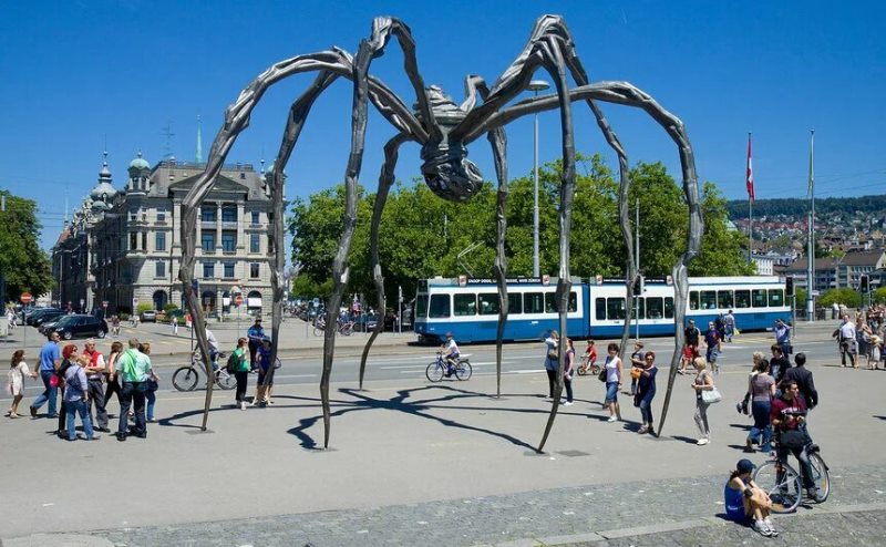 Что обязательно сделать в Цюрихе фото Площадь Бюрклиплац