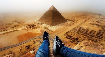 турист с высоты пирамиды хеопса